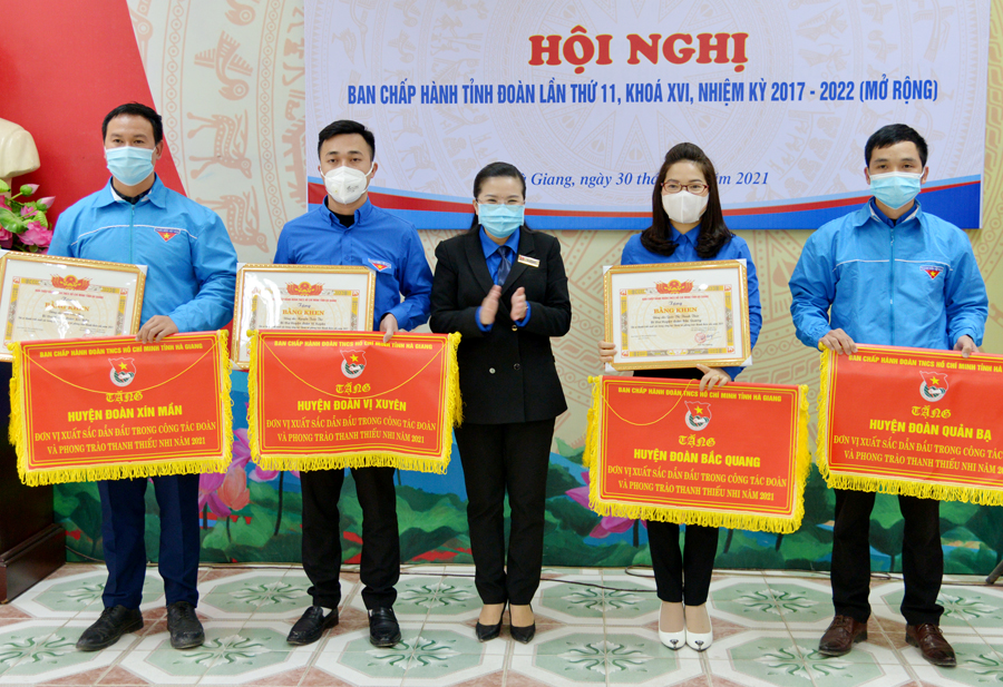 Bí thư Tỉnh đoàn Đỗ Thị Hương tặng Bằng khen, Cờ cho các tập thể, cá nhân có thành tích xuất sắc trong công tác Đoàn, thanh thiếu niên năm 2021