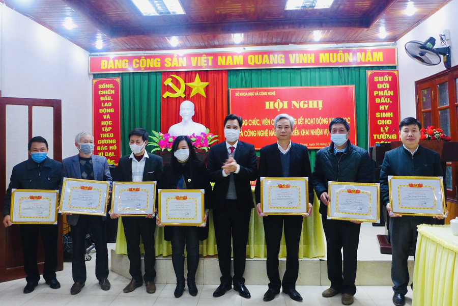 Lãnh đạo Sở Khoa học và Công nghệ khen thưởng cho các tập thể, cá nhân hoàn thành xuất sắc nhiệm vụ năm 2021