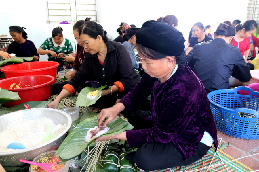 Nhân dân xã Đạo Đức (Vị Xuyên) gói bánh chưng Gù, san sẻ khó khăn với đồng bào miền Nam trong cuộc chiến chống đại dịch Covid-19.