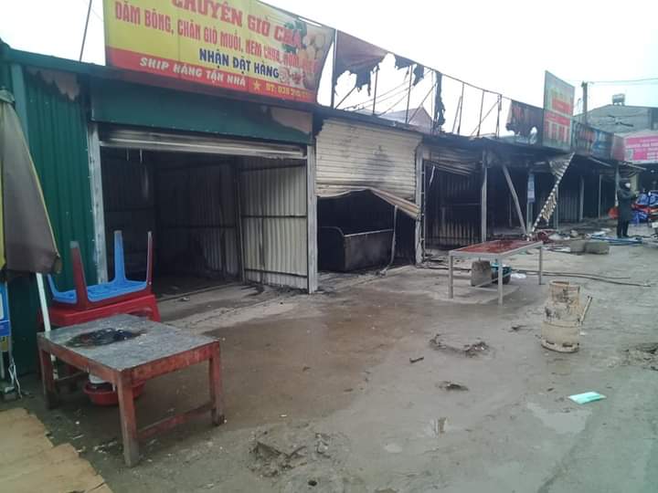Khu chợ hoang tàn sau khi lửa tắt