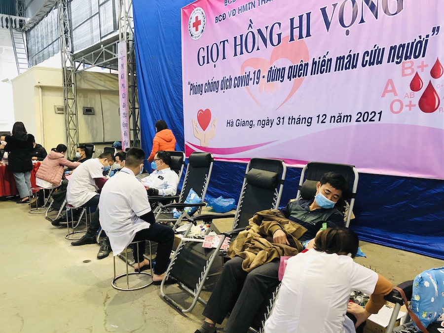 Các tình nguyện viên tham gia hiến máu 