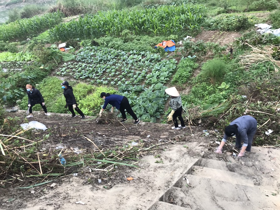 Chị em phụ nữ phường Minh Khai dọn dẹp vệ sinh khu vực hành lang dọc bờ sông Lô