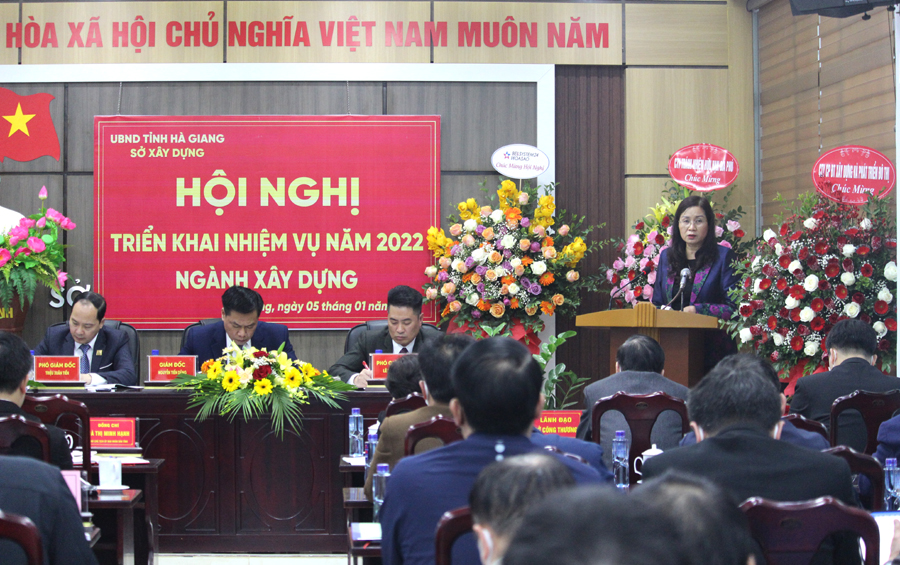 Phó Chủ tịch UBND tỉnh Hà Thị Minh Hạnh phát biểu tại hội nghị.