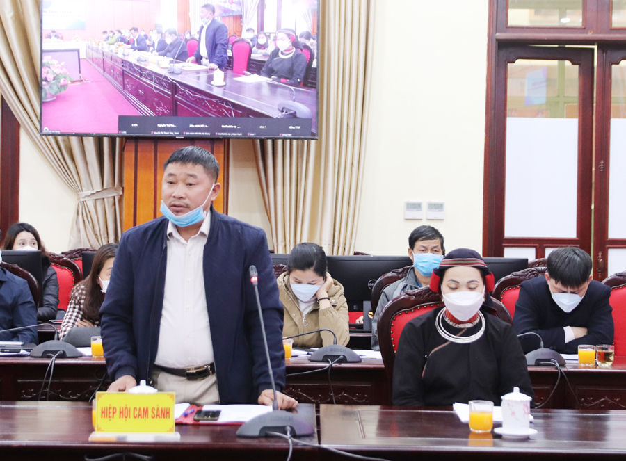 Giám đốc HTX Nông dân trồng cam sạch xã Vĩnh Phúc (Bắc Quang) Trần Trung Thuyết chia sẻ tình hình sản xuất, tiêu thụ cam của hợp tác xã.