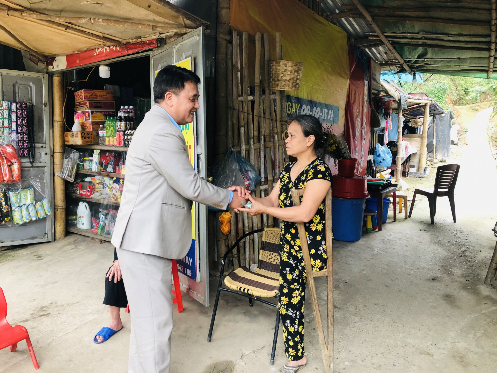 Phòng Lao động, Thương binh và Xã hội thành phố Hà Giang thăm hỏi, động viên người khuyết tật tại tổ 1, phường Nguyễn Trãi.                    Ảnh: Tư liệu