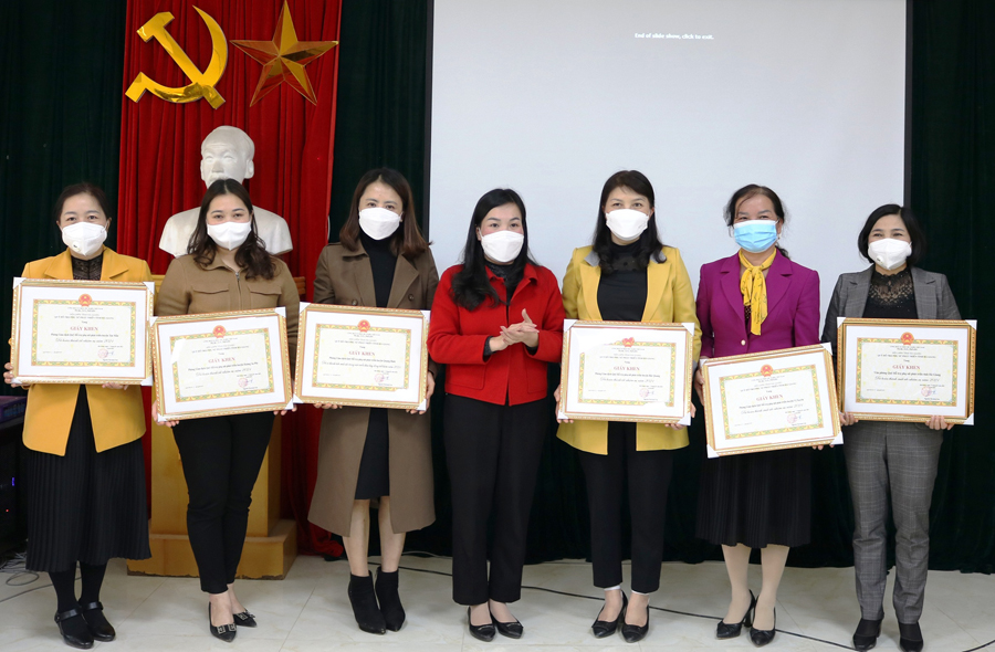 Chủ tịch Hội LHPN tỉnh trao giấy khen cho các tập thể có thành tích xuất sắc trong hoạt động Quỹ hỗ trợ phụ nữ phát triển