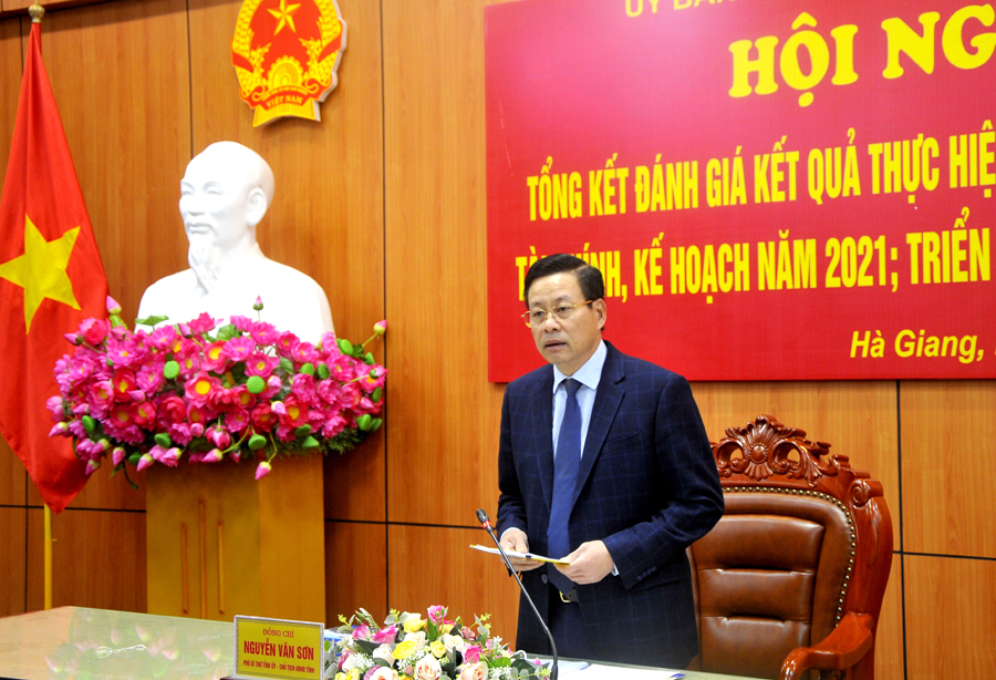 Chủ tịch UBND tỉnh Nguyễn Văn Sơn phát biểu tại hội nghị.