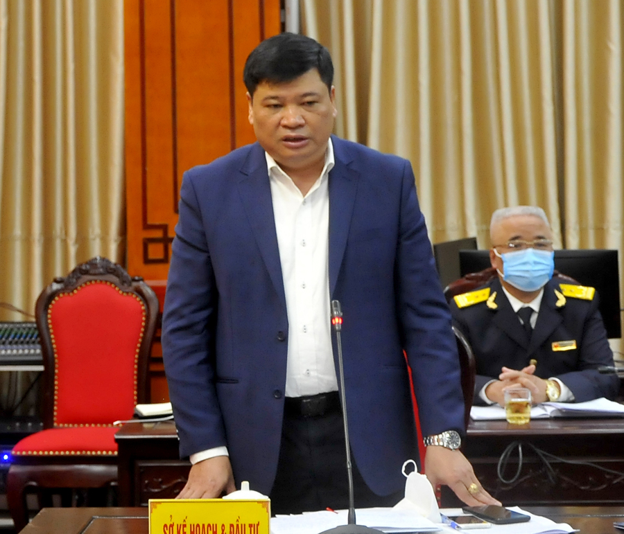Giám đốc Sở Kế hoạch và Đầu tư Lương Văn Đoàn báo cáo kết quả thực hiện nhiệm vụ khối ngành Kế hoạch đầu tư năm 2021.
