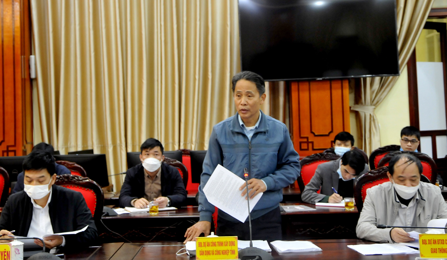 Lãnh đạo Ban quản lý Đầu tư xây dựng công trình dân dụng và công nghiệp tỉnh báo cáo tiến độ Dự án Khu liên hợp thể thao và văn hóa tỉnh.