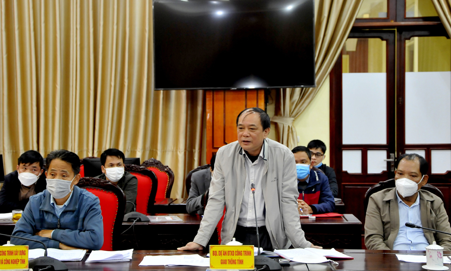 Lãnh đạo Ban quản lý dự án Đầu tư xây dựng công trình giao thông tỉnh báo cáo tiến độ Dự án Nâng cấp, cải tạo đường từ Quốc lộ 4C đi cầu Phương Tiến.