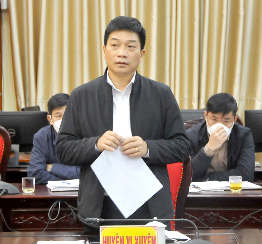 Lãnh đạo huyện Vị Xuyên báo cáo công tác phối hợp trong thực hiện các dự án.