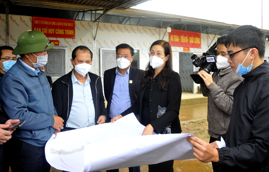 Phó Chủ tịch UBND tỉnh Hà Thị Minh Hạnh kiểm tra bản đồ khu đất đã GPMB của Dự án Khu liên hợp thể thao và văn hóa tỉnh.