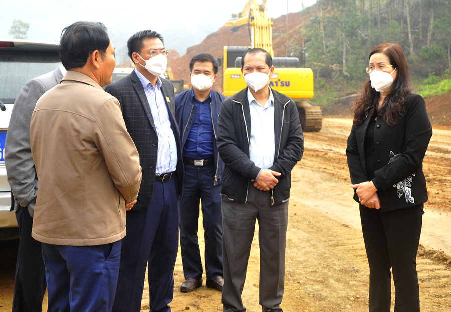 Phó Chủ tịch UBND tỉnh Hà Thị Minh Hạnh nghe nhà thầu thi công báo cáo tiến độ Dự án Khu liên hợp thể thao và văn hóa tỉnh.