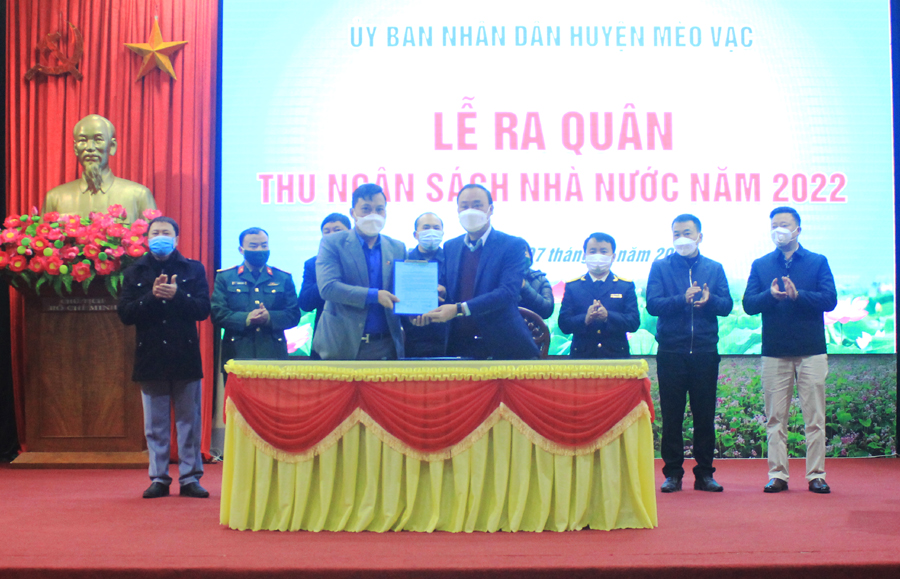 Các doanh nghiệp ký cam kết về việc thực hiện nghĩa vụ nộp thuế.