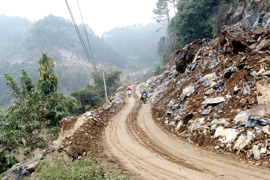 Công trình xử lý điểm nguy cơ mất an toàn giao thông Km44+500 – Km46+600 Quốc lộ 4C đang được đẩy nhanh tiến độ.
