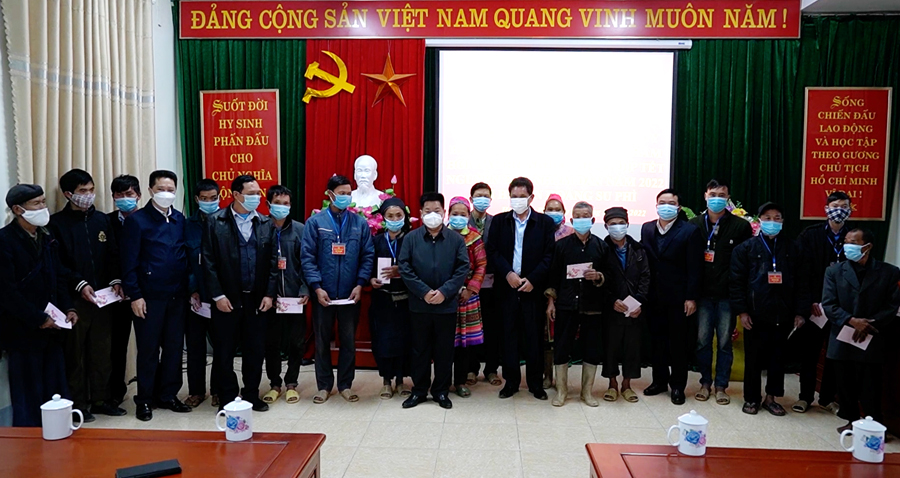 Chủ tịch Ủy ban MTTQ tỉnh Vàng Seo Cón tặng quà Tết cho các gia đình.