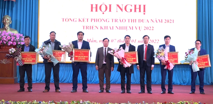 Lãnh đạo Huyện ủy, UBND huyện tặng thưởng các xã, thị trấn dẫn đầu trong phong trào thi đua năm 2021