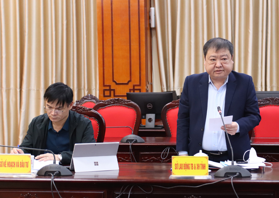 Giám đốc Sở Lao động – TB&XH Sùng Đại Hùng trao đổi các giải pháp khắc phục hạn chế để thực hiện tốt nhiệm vụ trong thời gian tới.