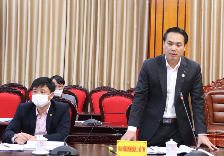 Lãnh đạo Ngân hàng CSXH tỉnh trao đổi, làm rõ thêm một số nội dung liên quan đến tín dụng chính sách mà đại biểu quan tâm.
