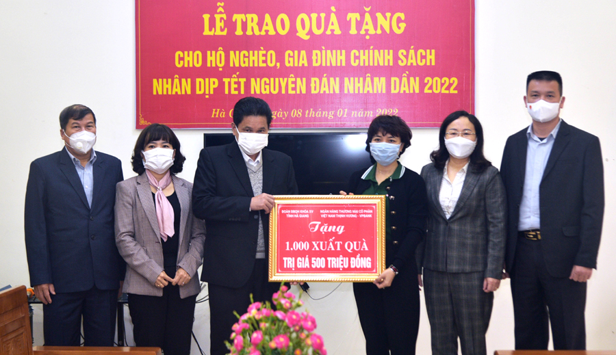 Đoàn Đại biểu Quốc hội khóa XV đơn vị tỉnh Hà Giang cùng Ngân hàng Thương mại Cổ phần Việt Nam thịnh vượng tặng 1.000 suất quà Tết với tổng trị giá 500 triệu đồng cho các hộ nghèo, gia đình khó khăn trên địa bàn tỉnh.