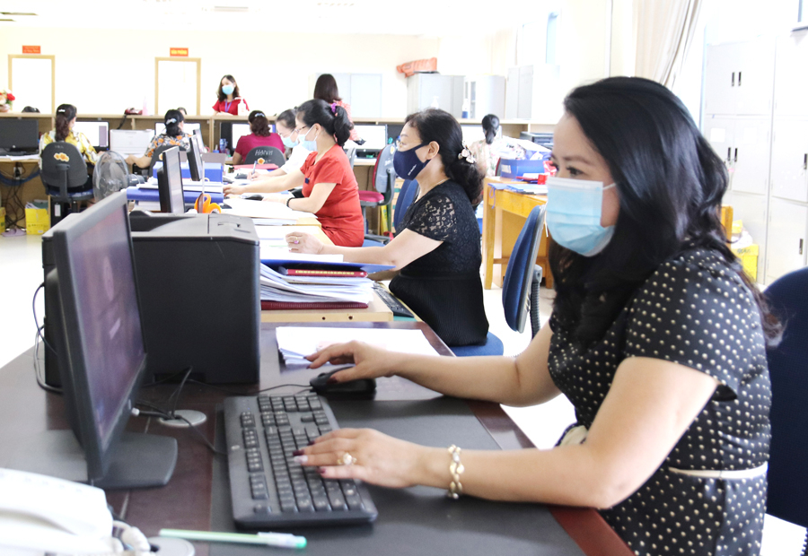 Cán bộ Kho bạc Nhà nước tỉnh đẩy mạnh ứng dụng công nghệ thông tin, hiện đại hóa hoạt động.