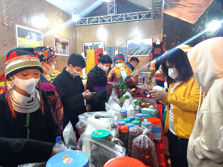 Người tiêu dùng lựa chọn sản phẩm do các doanh nghiệp, HTX trong tỉnh sản xuất.