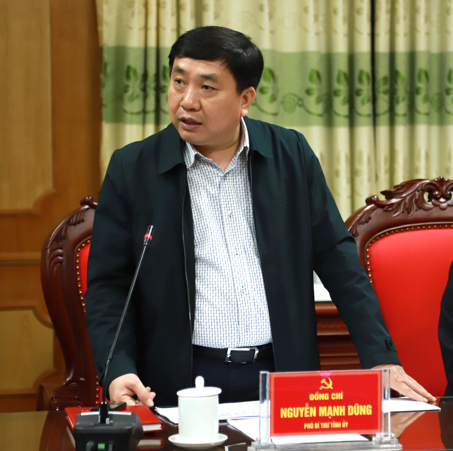 Phó Bí thư Tỉnh ủy Nguyễn Mạnh Dũng góp ý vào thiết kế không gian trưng bày Bảo tàng tỉnh