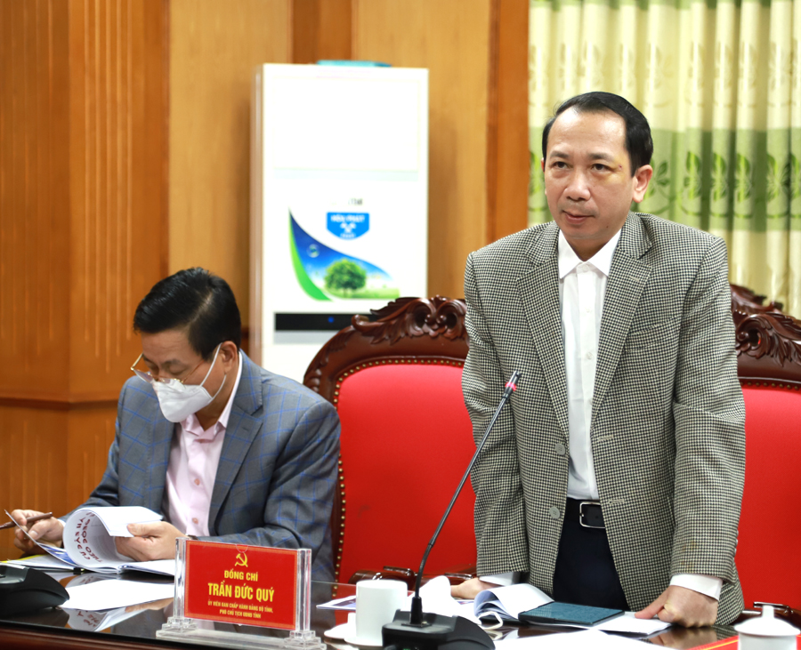 Phó Chủ tịch UBND tỉnh Trần Đức Quý góp ý vào thiết kế không gian trưng bày Bảo tàng tỉnh