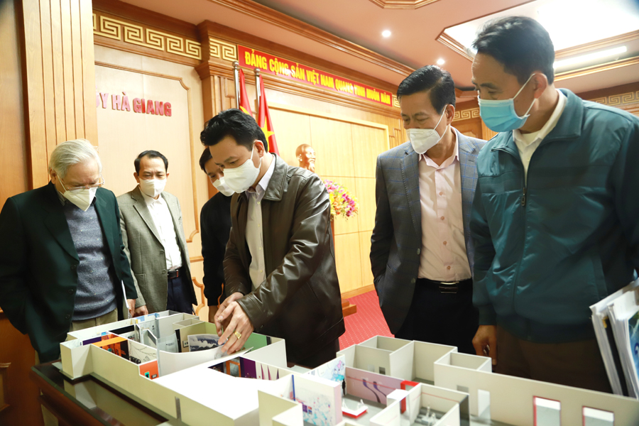 Bí thư Tỉnh ủy Đặng Quốc Khánh xem mô hình thiết kế không gian trưng bày Bảo tàng tỉnh và cho rằng một số không gian đang bị chia nhỏ