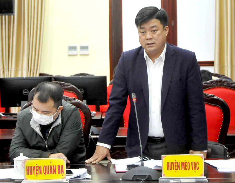 Lãnh đạo huyện Mèo Vạc báo cáo công tác xây dựng Làng văn hóa du lịch cộng đồng và các nội dung phục vụ tái đánh giá.