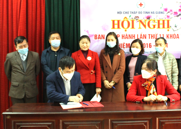 2. Hội Chữ thập đỏ tỉnh tiến hành ký kết giao ước thi đua năm 2022. 