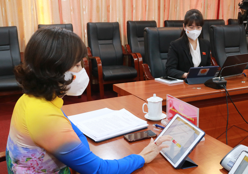 Các đại biểu Quốc hội đơn vị tỉnh Hà Giang biểu quyết thông qua Nghị quyết kỳ họp bất thường lần thứ Nhất, Quốc hội khóa XV.