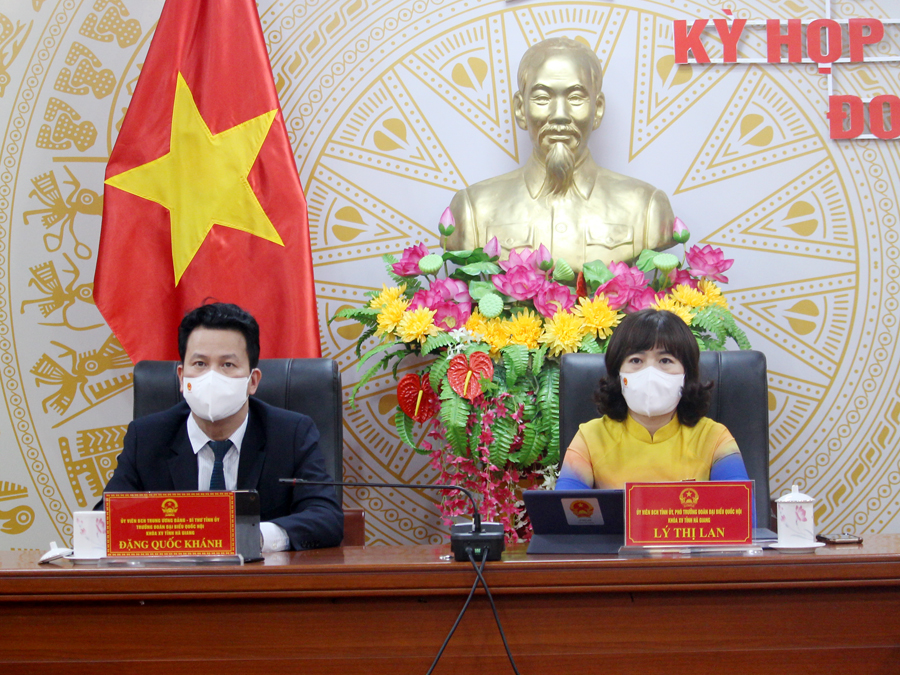 Bí thư Tỉnh ủy Đặng Quốc Khánh, Trưởng đoàn ĐBQH khóa XV đơn vị tỉnh Hà Giang và Phó Trưởng đoàn chuyên trách Đoàn ĐBQH khóa XV Lý Thị Lan chủ trì tại điểm cầu tỉnh.