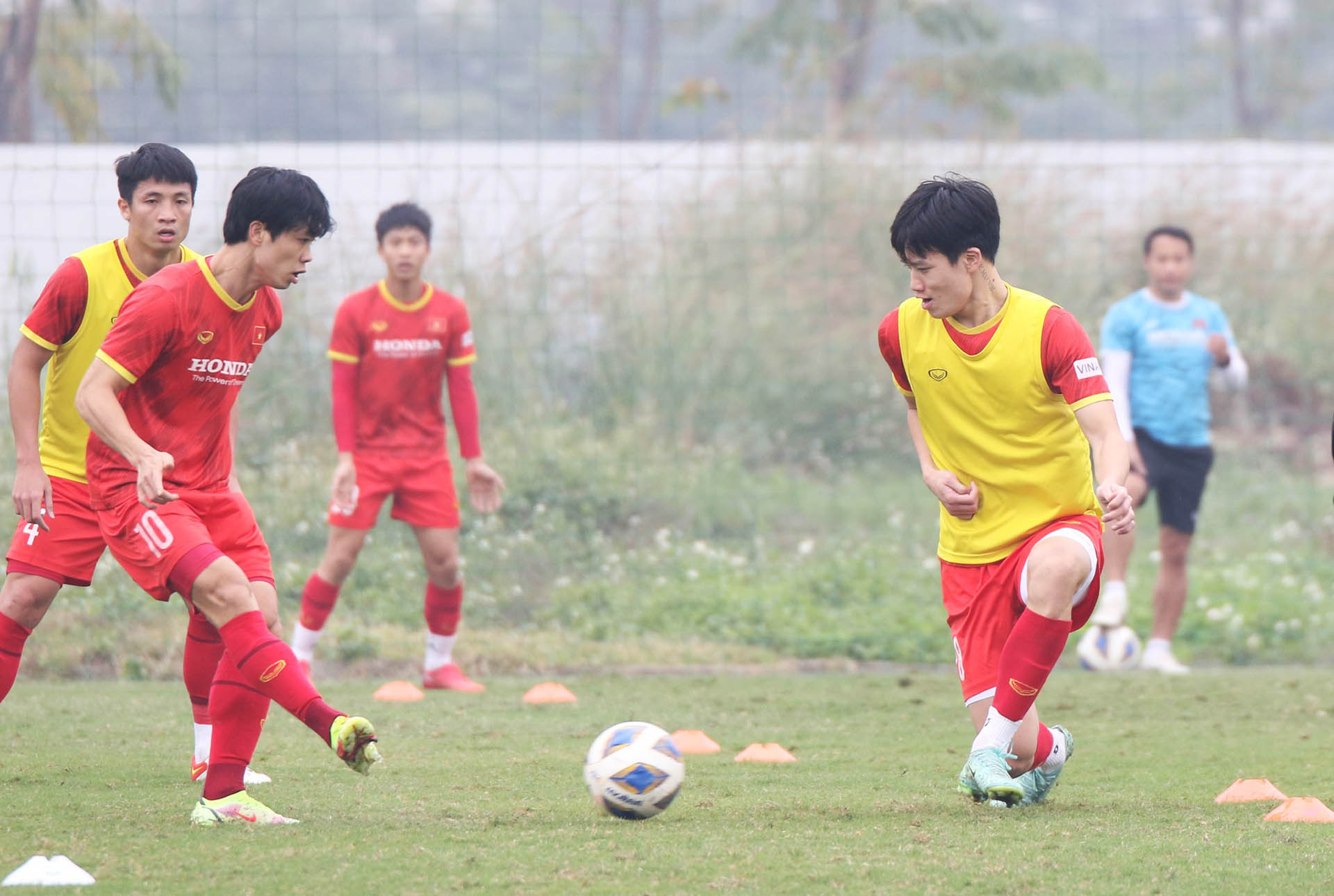 Hoàng Đức tập luyện cùng đồng đội trong buổi tập đầu năm 2022.