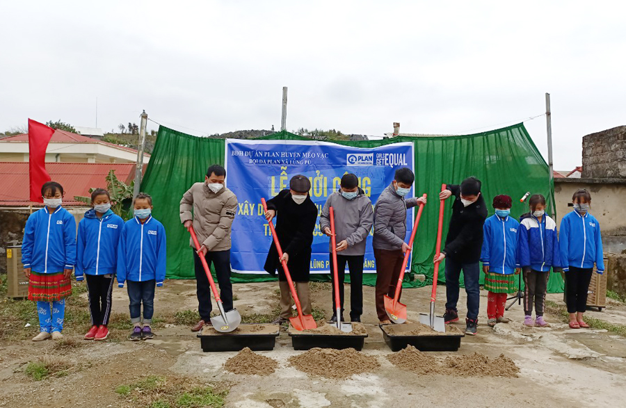 Các đại biểu tham gia động thổ nhà lưu trú cho học sinh nữ xã Lũng Pù.