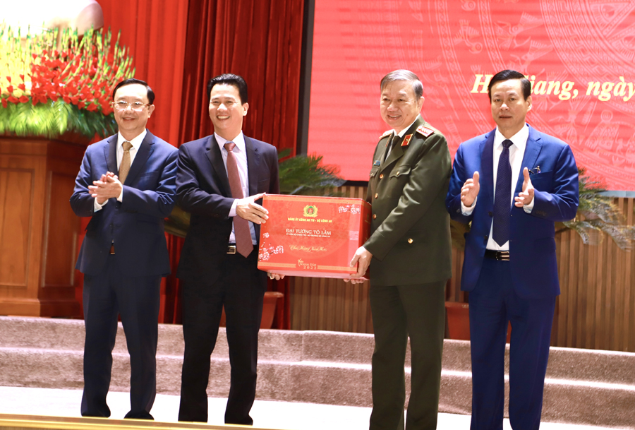 Đại tướng Tô Lâm tặng quà Tết cho Thường trực Tỉnh ủy