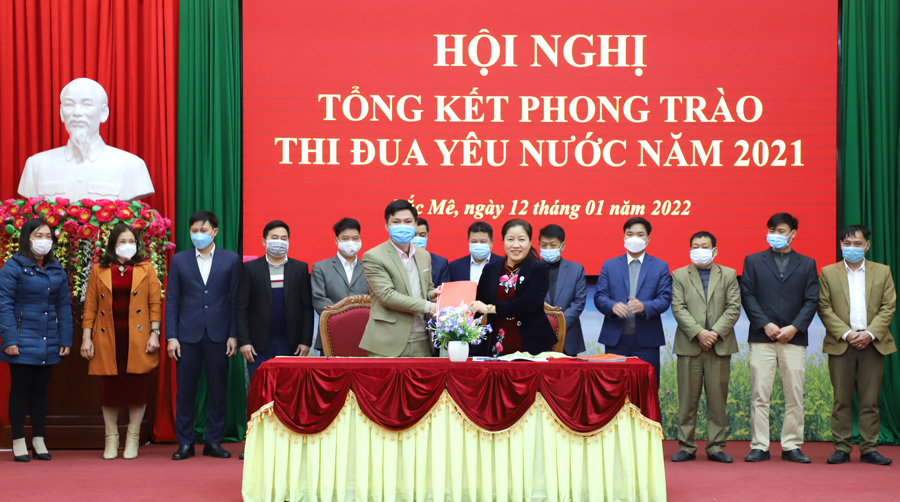 Chủ tịch UBND huyện ký kết giao ước thi đua với các xã, thị trấn.