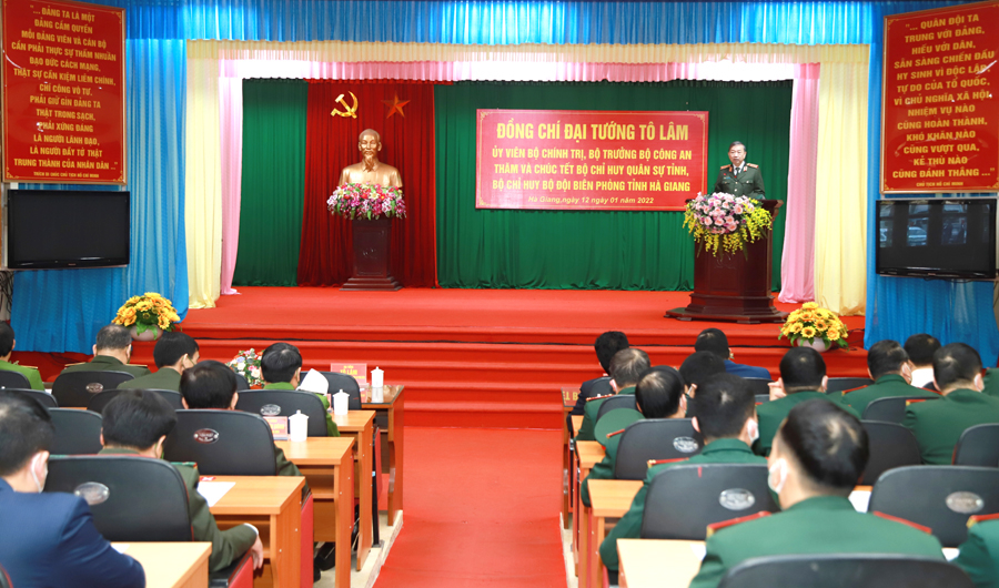 Bộ trưởng Công an Tô Lâm trò chuyện với cán bộ, chiến sĩ Bộ Chỉ huy Quân sự tỉnh và Bộ Chỉ huy Bộ đội Biên phòng tỉnh