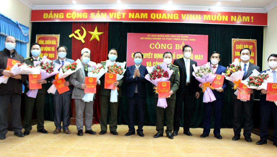 Lãnh đạo Sở NN&PTNT tặng hoa và chụp ảnh lưu niệm với các đồng chí mới được bổ nhiệm.
