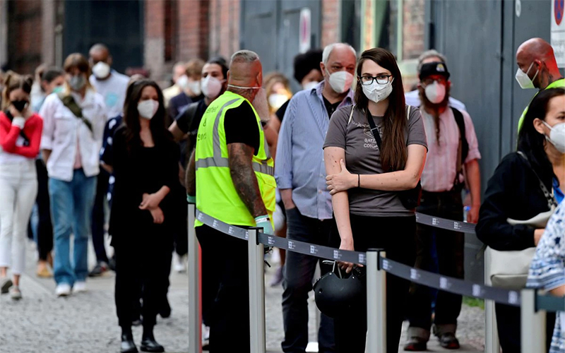 Người dân xếp hàng để vaccine trước Trung tâm tiêm chủng Arena Treptow ở Berlin, Đức, ngày 9/8/2021.