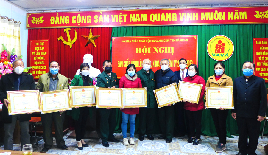 Hội Nạn nhân chất độc da cam/dioxin tỉnh trao Bằng khen của Chủ tịch UBND tỉnh cho các cá nhân, tập thể có thành tích xuất sắc trong hoạt động Vì nạn nhân chất độc da cam/dioxin giai đoạn 2016 – 2021