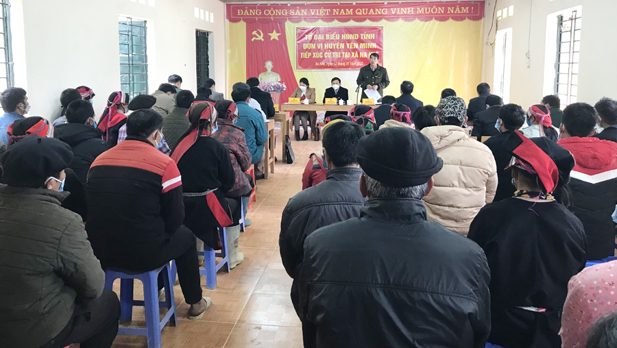 Các đại biểu tham gia tiếp xúc cử tri.