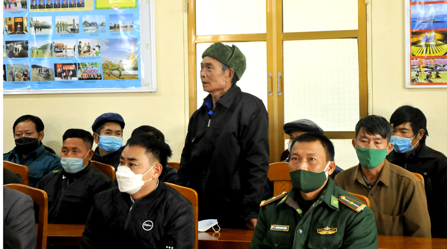 Đại diện người có uy tín trên địa bàn các xã biên giới huyện Xín Mần cảm ơn sự quan tâm của Chủ tịch UBND tỉnh.