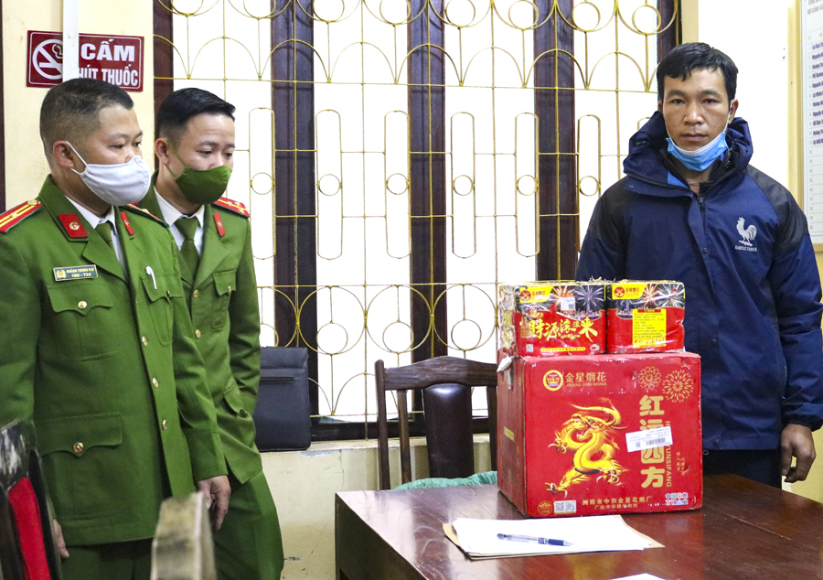 Đối tượng Tiến cùng tang vật tại cơ quan Công an.