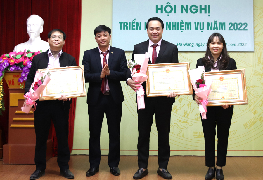 Lãnh đạo Ngân hàng CSXH tỉnh trao Bằng khen của Chủ tịch UBND tỉnh cho các cá nhân.