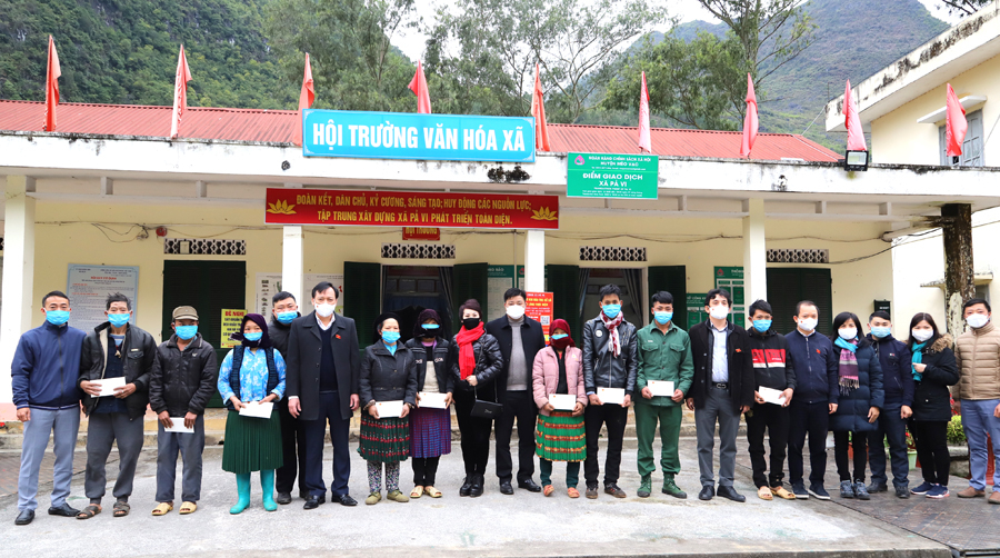 Đoàn công tác trao quà Tết cho hộ nghèo đặc biệt khó khăn xã Pả Vi.