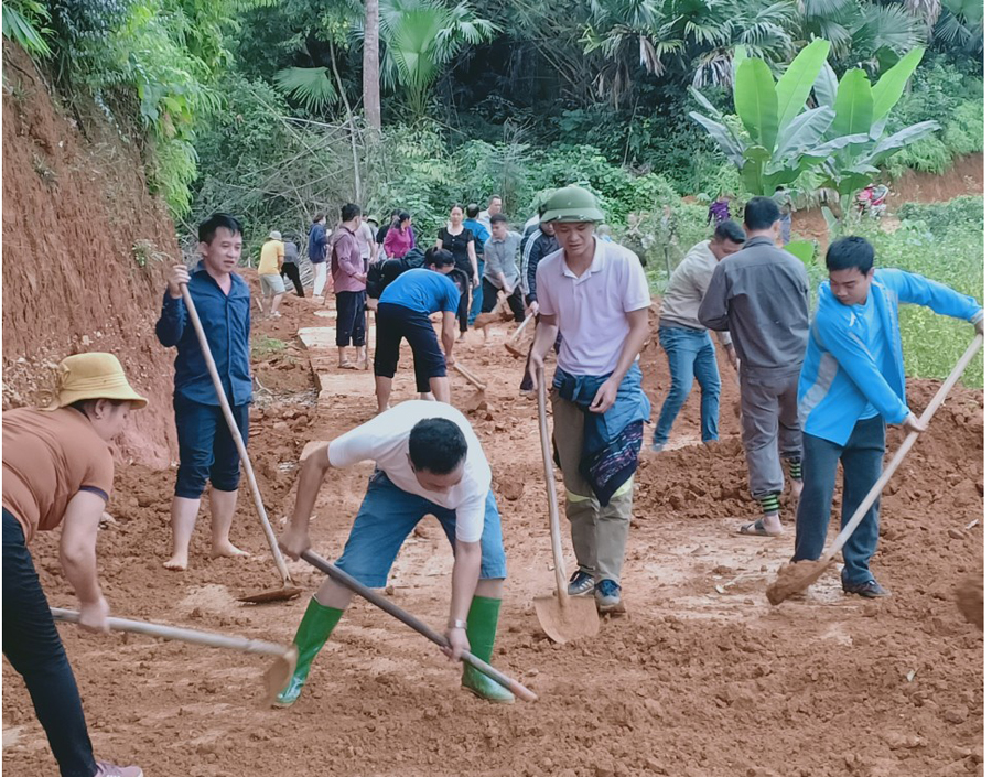 Nhân dân xã Vô Điếm góp đất mở rộng đường liên thôn.              Ảnh: TƯ LIỆU