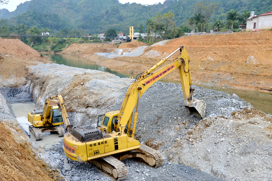 Thi công kè bờ Đông (Dự án “Đô thị xanh”).                                                                                                                                      