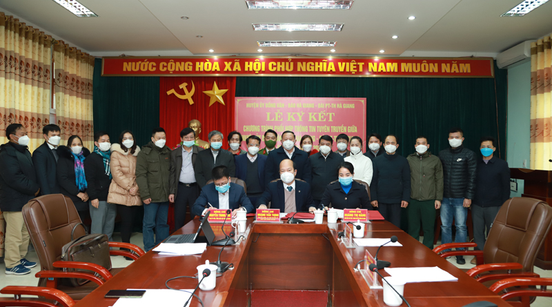 Lãnh đạo Báo Hà Giang, Đài PT-TH tỉnh và Huyện Đồng Văn ký kết chương trình hợp tác và bàn giao biên bản ký kết