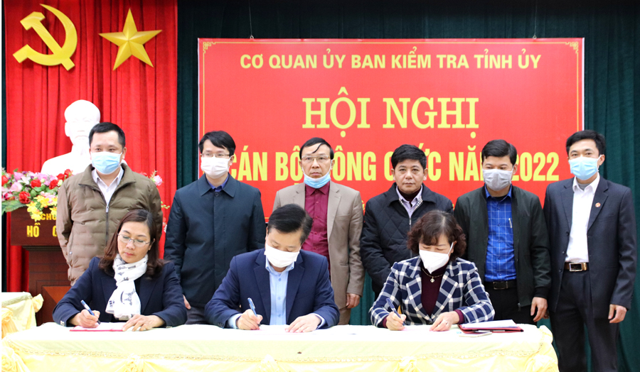 Cơ quan UBKT Tỉnh ủy ký kết giao ước thi đua tập thể năm 2022.